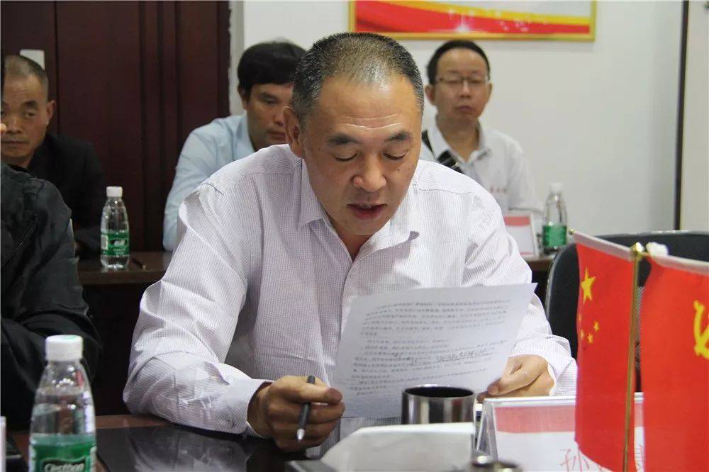 首先,易田公司总经理孙建康对股东委员会的家人们表示欢迎和感谢,并