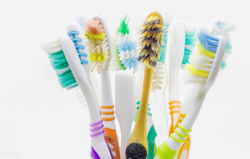 2个旧牙刷绑在一起还有这么棒的作用厉害了