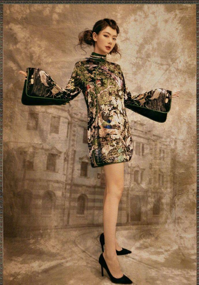 原创戚薇刺绣旗袍太耀眼缕空设计好大胆完美演绎复古风情