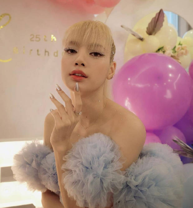 lisa庆生照上热搜,欧美妆容被质疑像男人,粉丝远隔千里写信祝福_丽莎