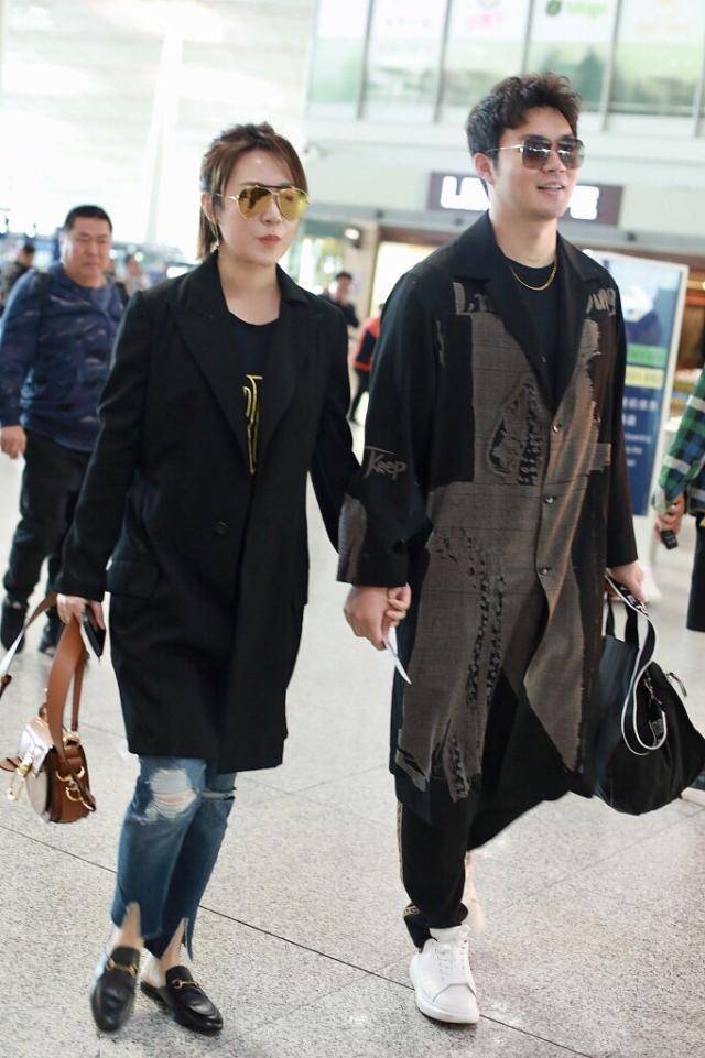 马丽携 马丽携丈夫现机场，黑白衣叠穿下衣失踪，相差11岁穿情侣装很甜蜜