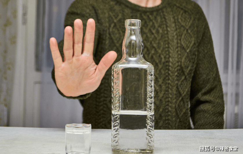 人到中年戒酒难?过了50岁,务必牢记“3喝4不喝”,好处颇多_酿造_贵州_茅台镇