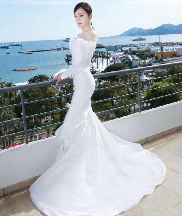 身材 刘嘉玲53岁太显年轻了吧,一袭白色连衣裙清新淡雅,美得像80后