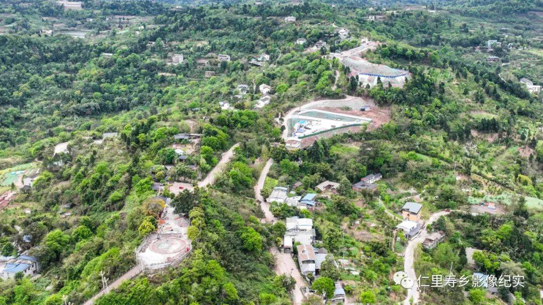 两山一河艳阳仙飞泉山观景平台和金马河景观走进建设中的仁寿县翳嘶山