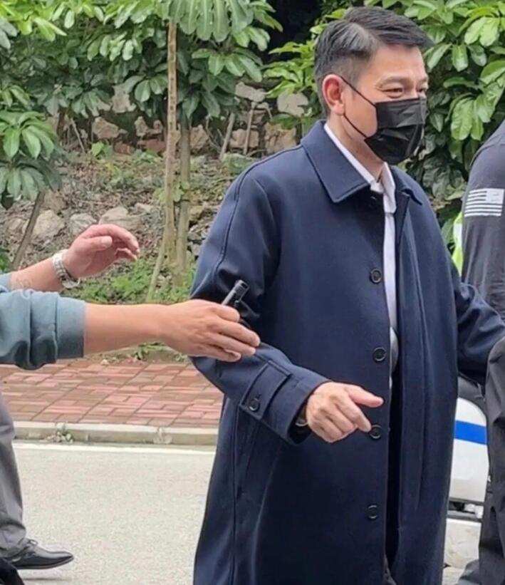 原创60岁刘德华在外拍戏被偶遇精神气十足超敬业身材挺拔亲和力强