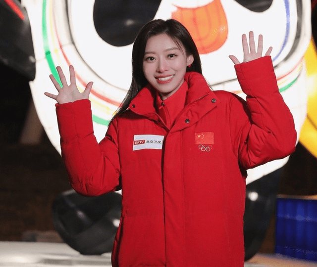 北京卫视还有不少的美女主持,像是新人刘佳艺,《跨界喜剧王》的欧阳慧