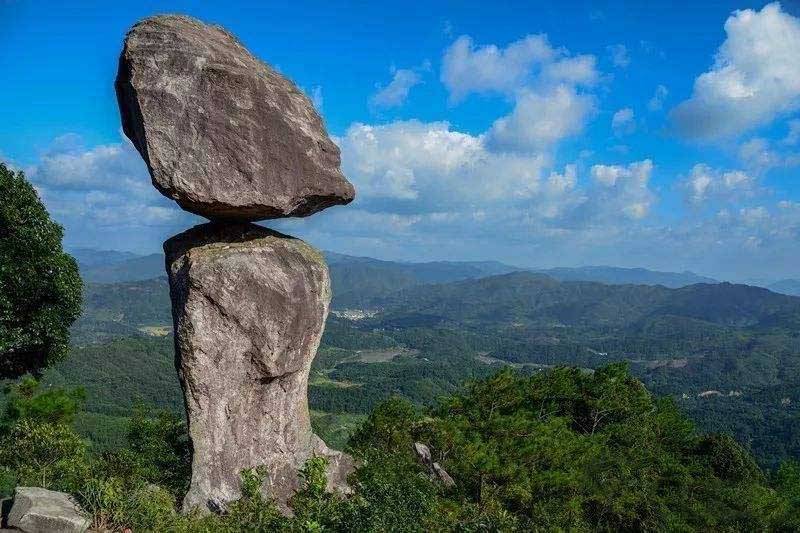 中国最危险的石头之一，藏匿在福建深山数百年，感觉随时会掉下来