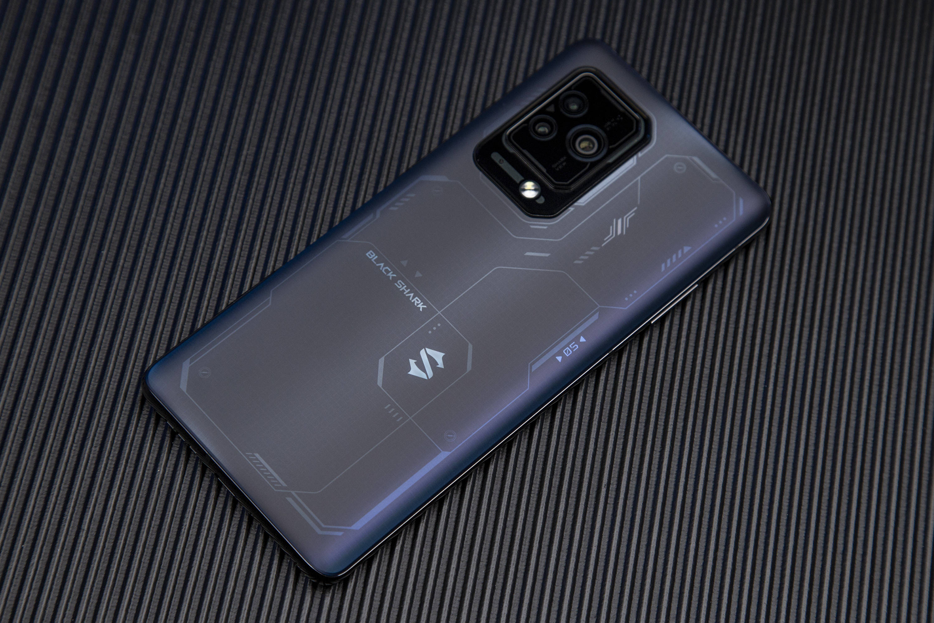 黑鲨5pro深度体验买手机送老婆鲨鲨酱陪你一起打游戏