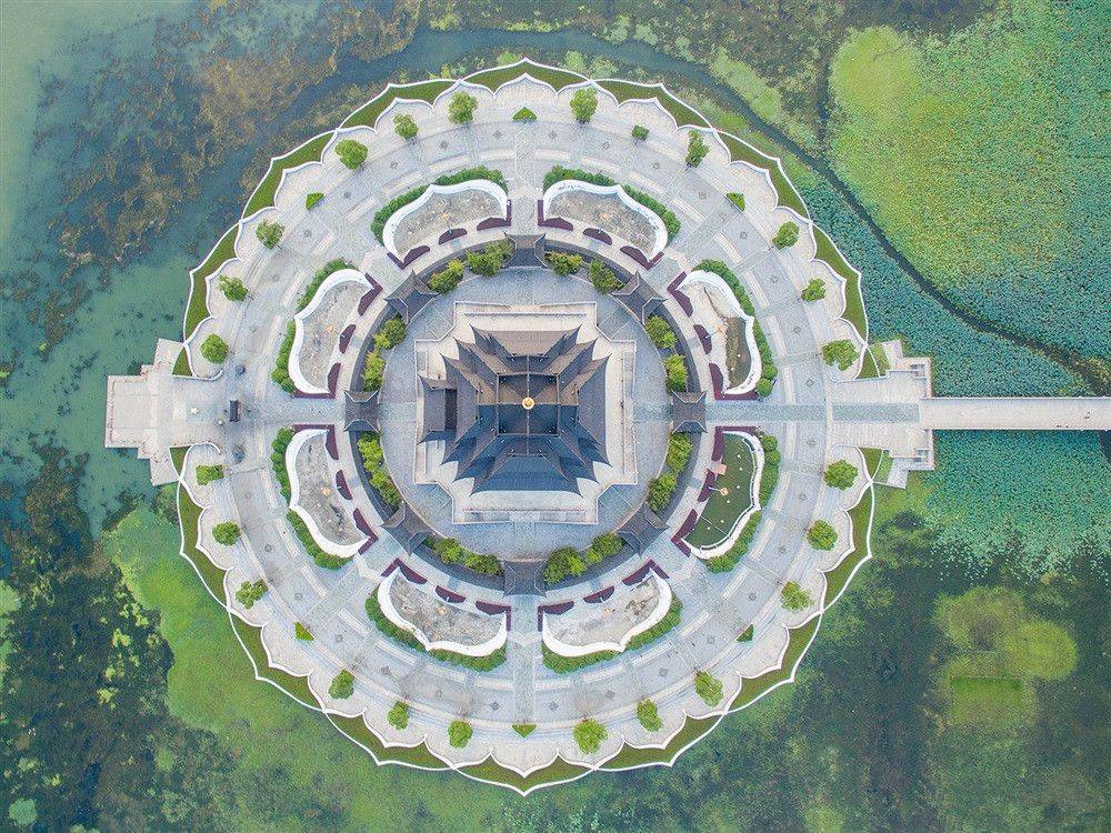 流行的时间,彼时梁武帝十分崇尚佛教,在民间也兴起了修建佛寺的风潮