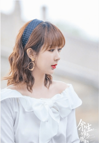 杨紫约会装造型直接封神!穿一字肩耍小心机,梳波浪卷发嫩得像学生