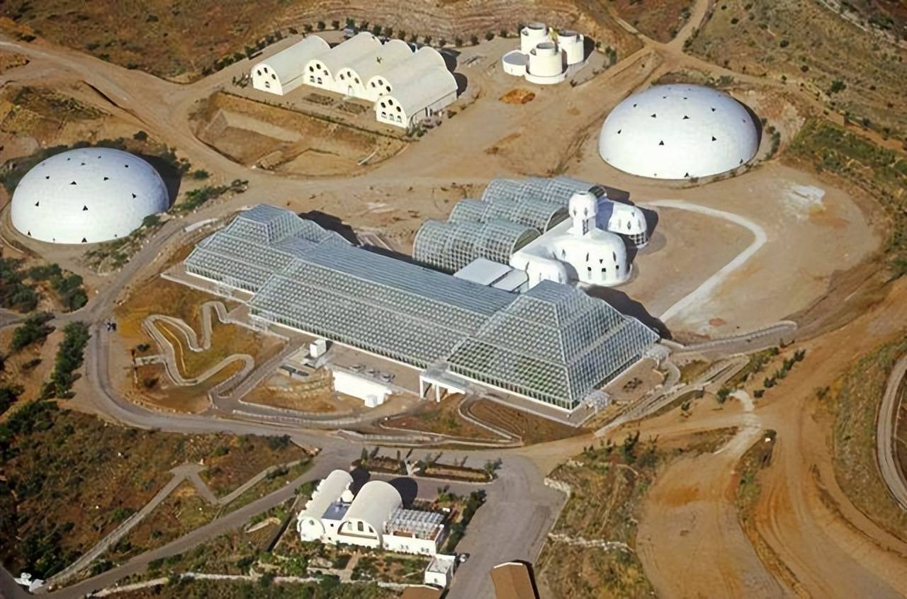 生物圈二号的失败在生物圈二号建成后,便迎来了它的首批实验人员,科学
