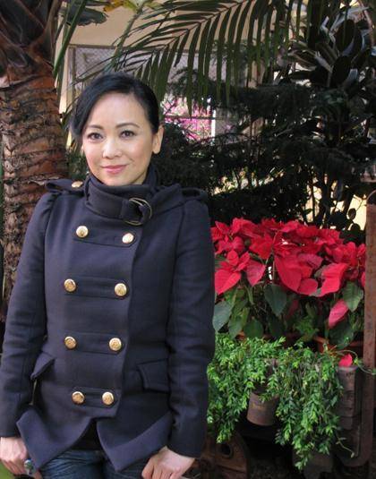 54岁邓萃雯机场近照穿皮草棉鞋衣掩盖不住女王气质太霸气了