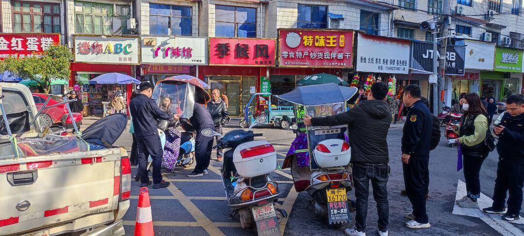 平江县长寿镇积极开展"戴帽工程"整治行动_交通_头盔_进行