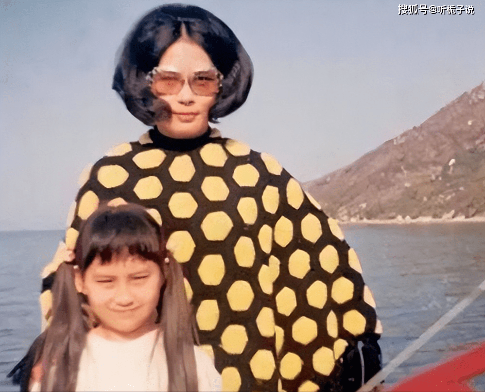 在蓝琼缨决定要嫁给何鸿燊这件事上,她的父母并没