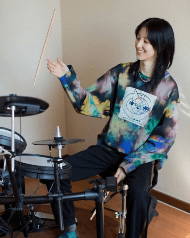 华晨宇被曝恋情后被扒疑将女友王悦伊名字纹身上暗戳戳秀恩爱