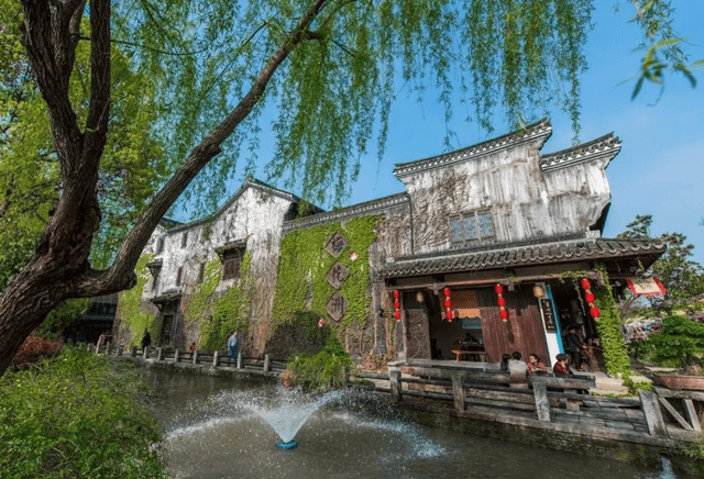 浙江有一古镇，曾深受游客欢迎，却因票价上涨导致客流量下降