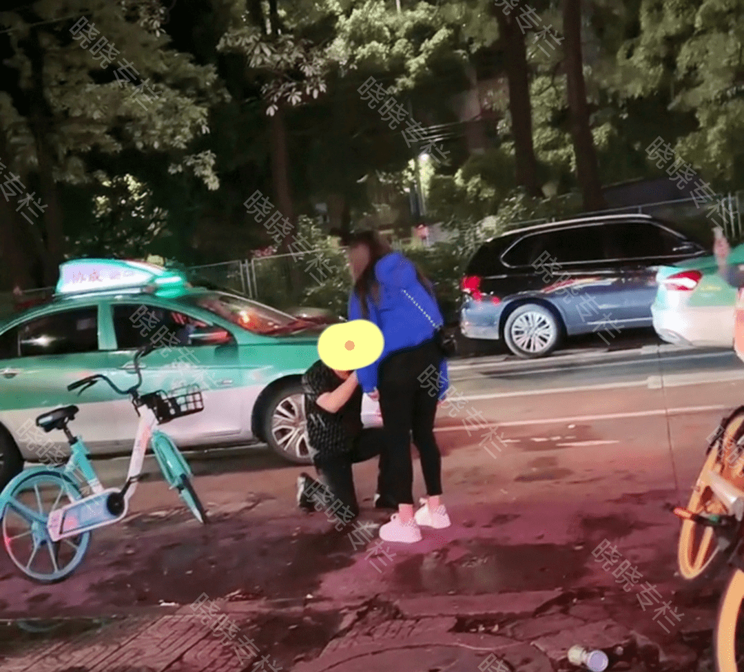 一对情侣在街头吵架男子卑微地跪在女子面前求求你原谅我好吗