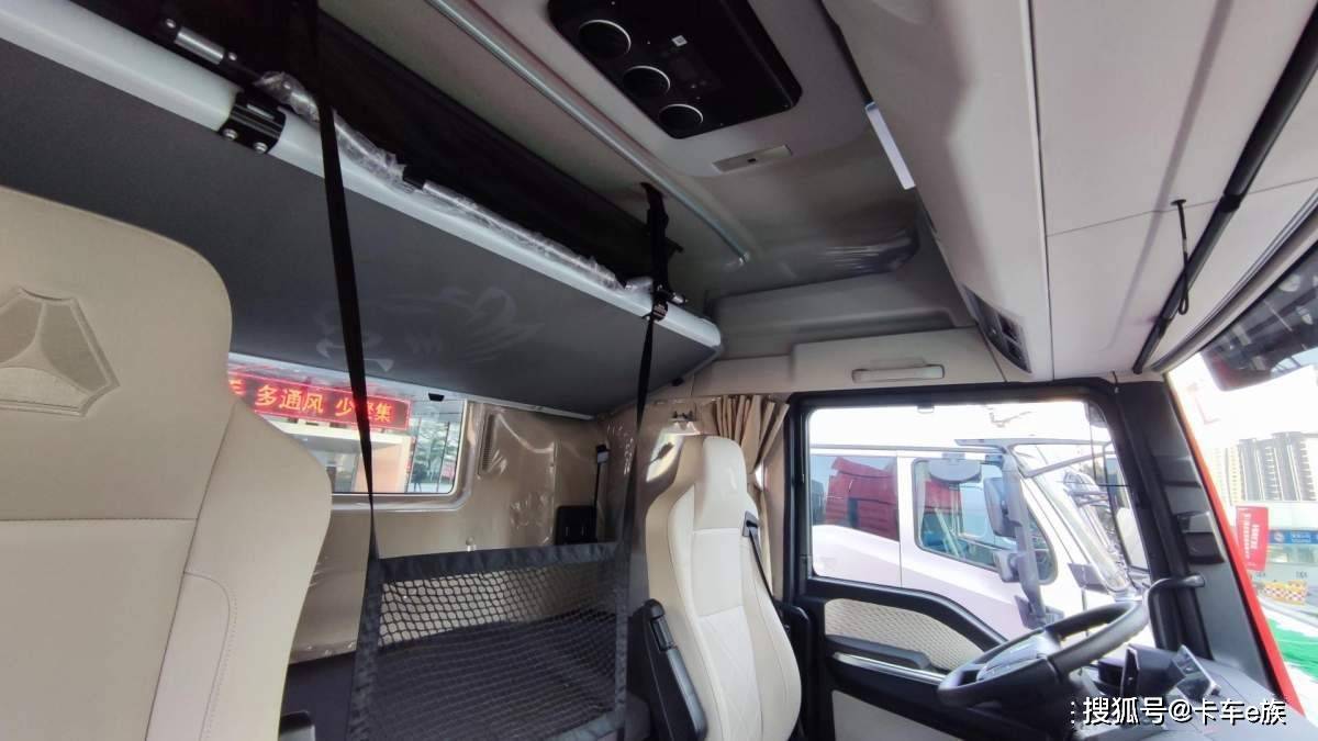 汕德卡c9h的卧铺下方配备车载冰箱,储量大,制冷效果强,对于很多日常