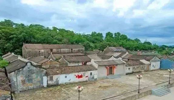 有2000多人口,大楼村的建筑风格系独具儒家文化内涵的"五马拖车"造型