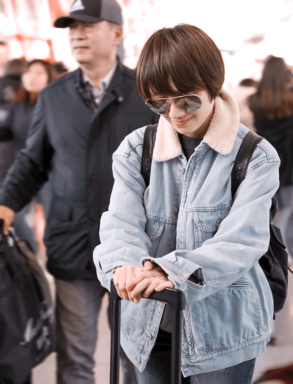 原创袁泉穿浅色牛仔外套搭配牛仔裤层次立体明显高级感呼之欲出