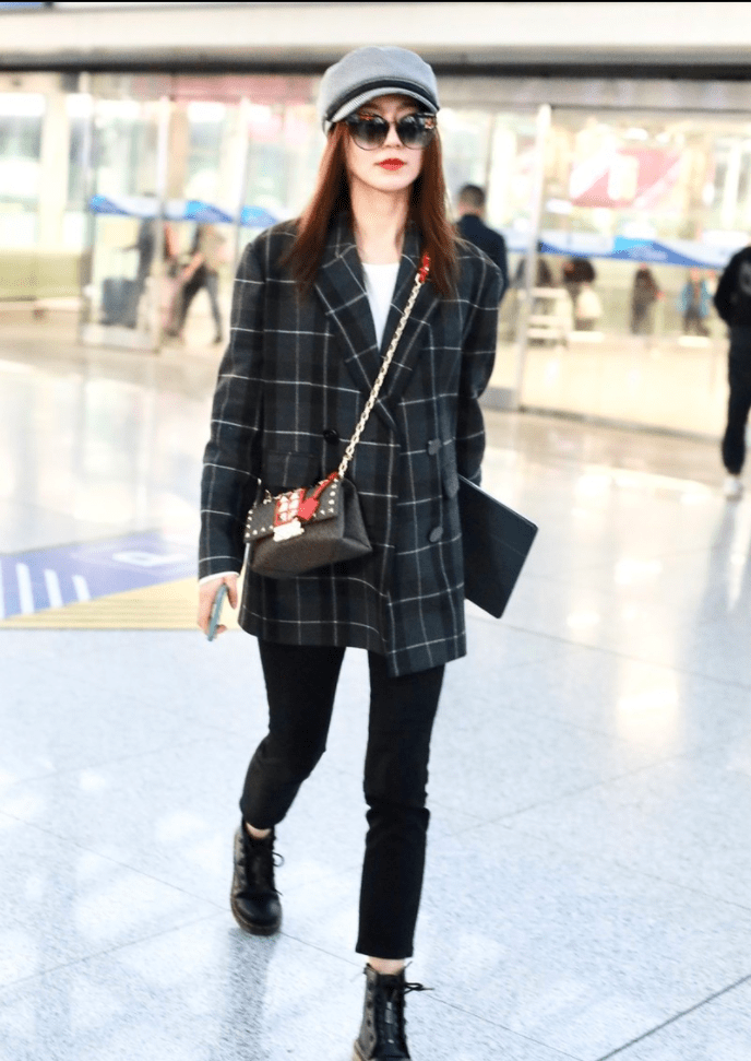 黄梦莹穿格纹西装外套搭配马丁靴,大玩"复古风",又飒又美!