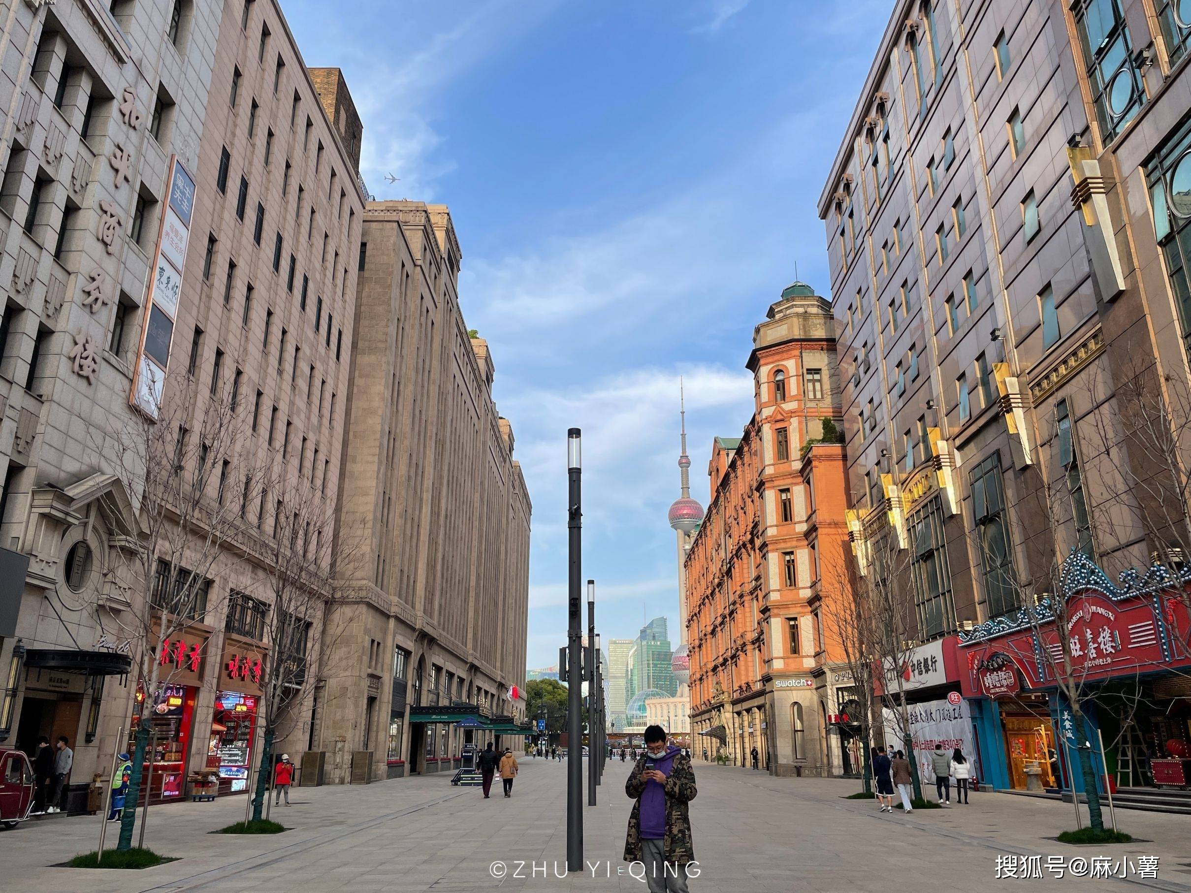 原创实拍上海封控前一天的南京路商铺关门行人寥寥百年难得一见