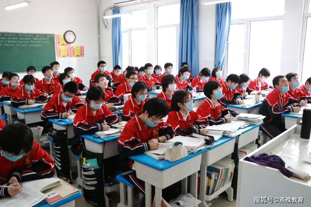 衡水枣强中学这个班的老师课前突然在教室唱歌,啥情况?