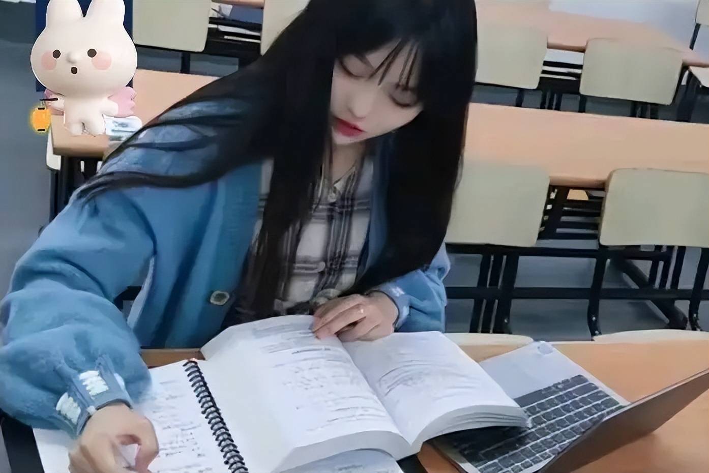姚懿玲晒出与博士导师的微信聊天记录,导师发现她在打王者荣耀全国
