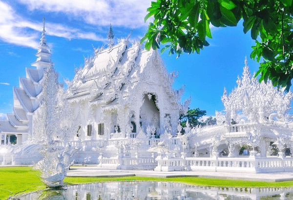 泰国最独特的寺庙，全部以白色为主，至少需要90年才能完工