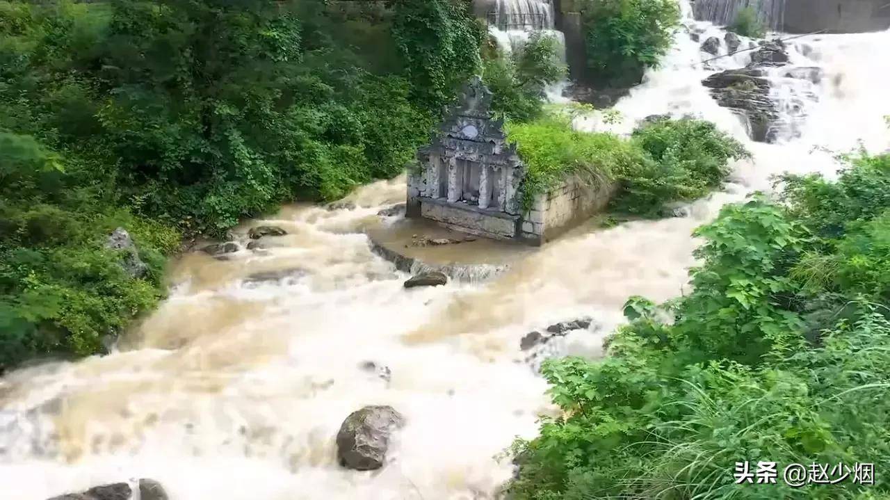 贵州河中坟,一处奇怪独特的墓葬_坟墓_地方_后人