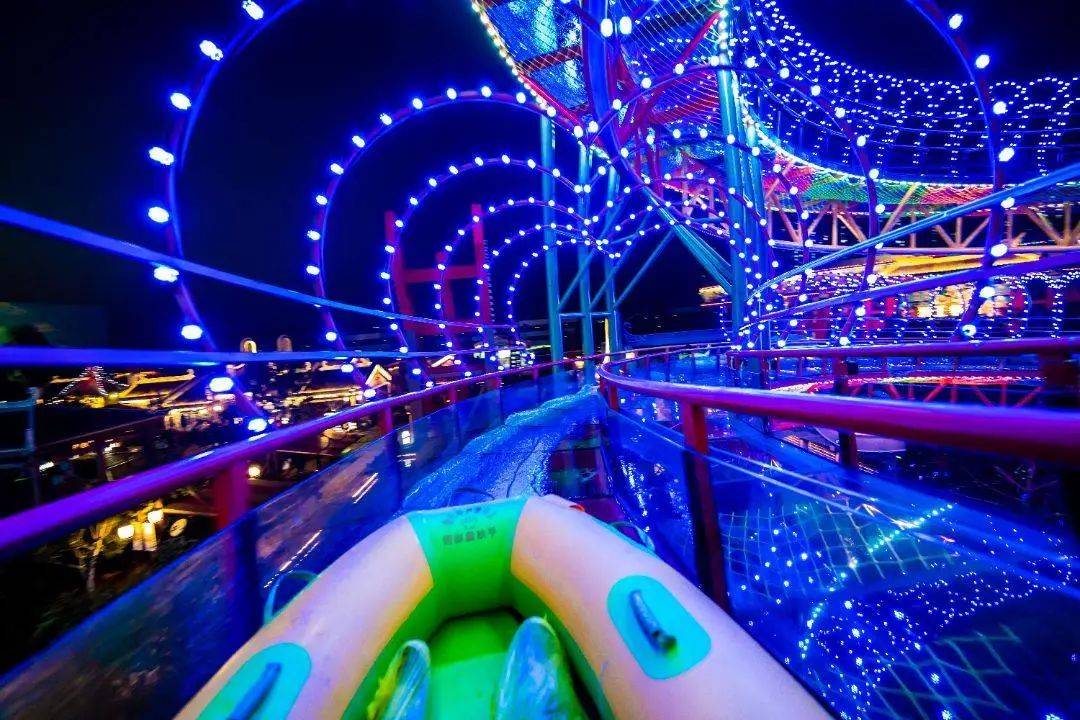 融创乐园高空漂流天空之镜360玻璃观景台蓝天白云触手可及