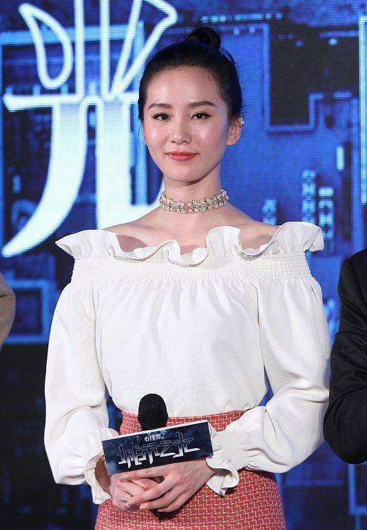 原创刘诗诗这衣服有点显胖了纯白的造型一般人难驾驭丸子头挺减龄