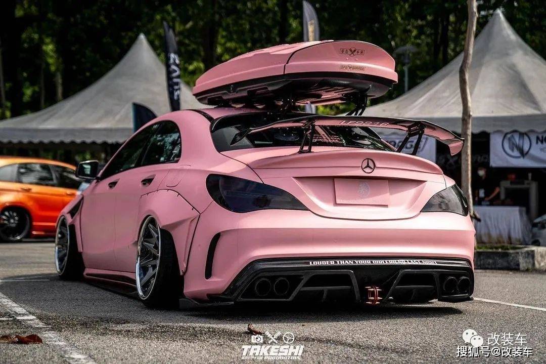 宽体防滚架的粉色奔驰cla妥妥的自带美女上车功能