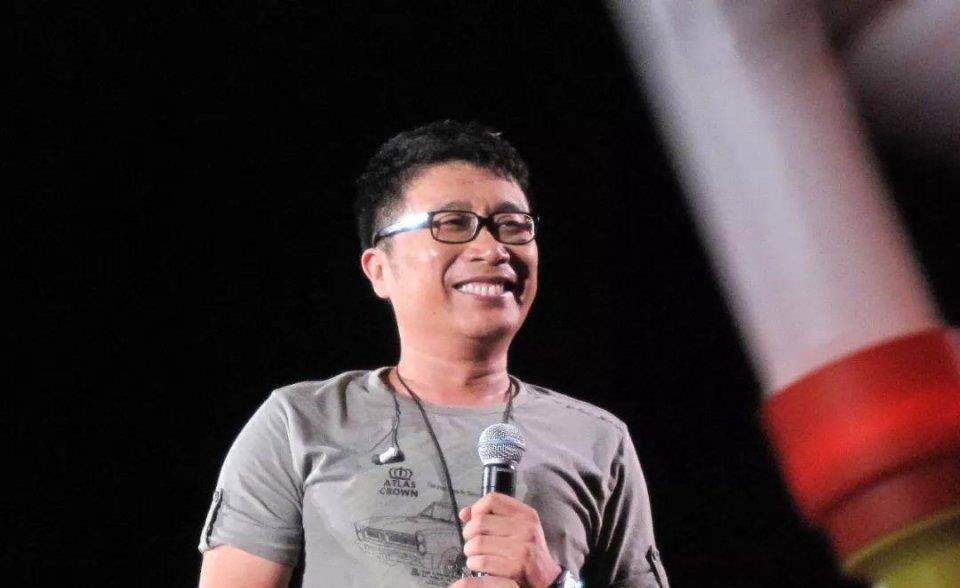 庞龙因两只蝴蝶狂赚两亿却贬低刘德华没学历被封杀后怎样了