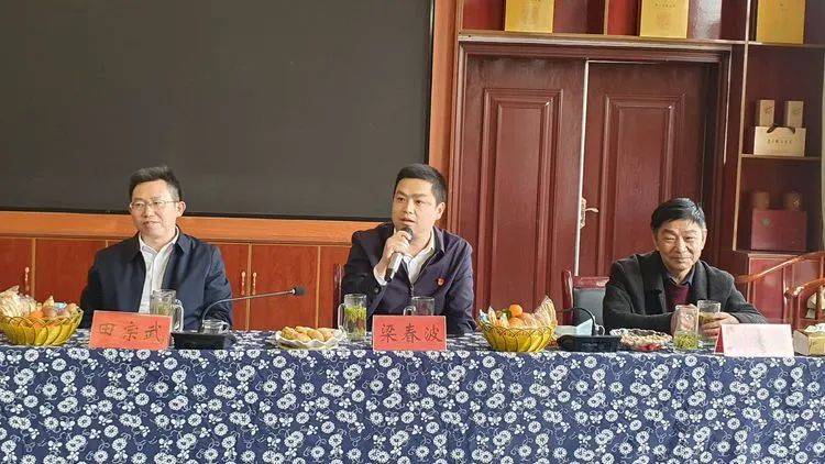 花垣县人大常委会主任田宗武,县人民政府副县长吴坚,梁春波,二级调研