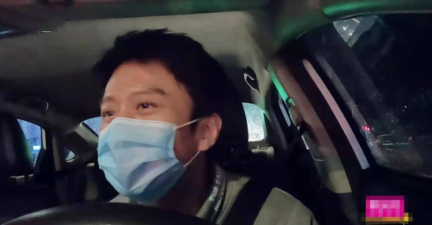 但事后,女乘客因当时没有注意到出租车司机是邓超非常后悔,因此向邓超