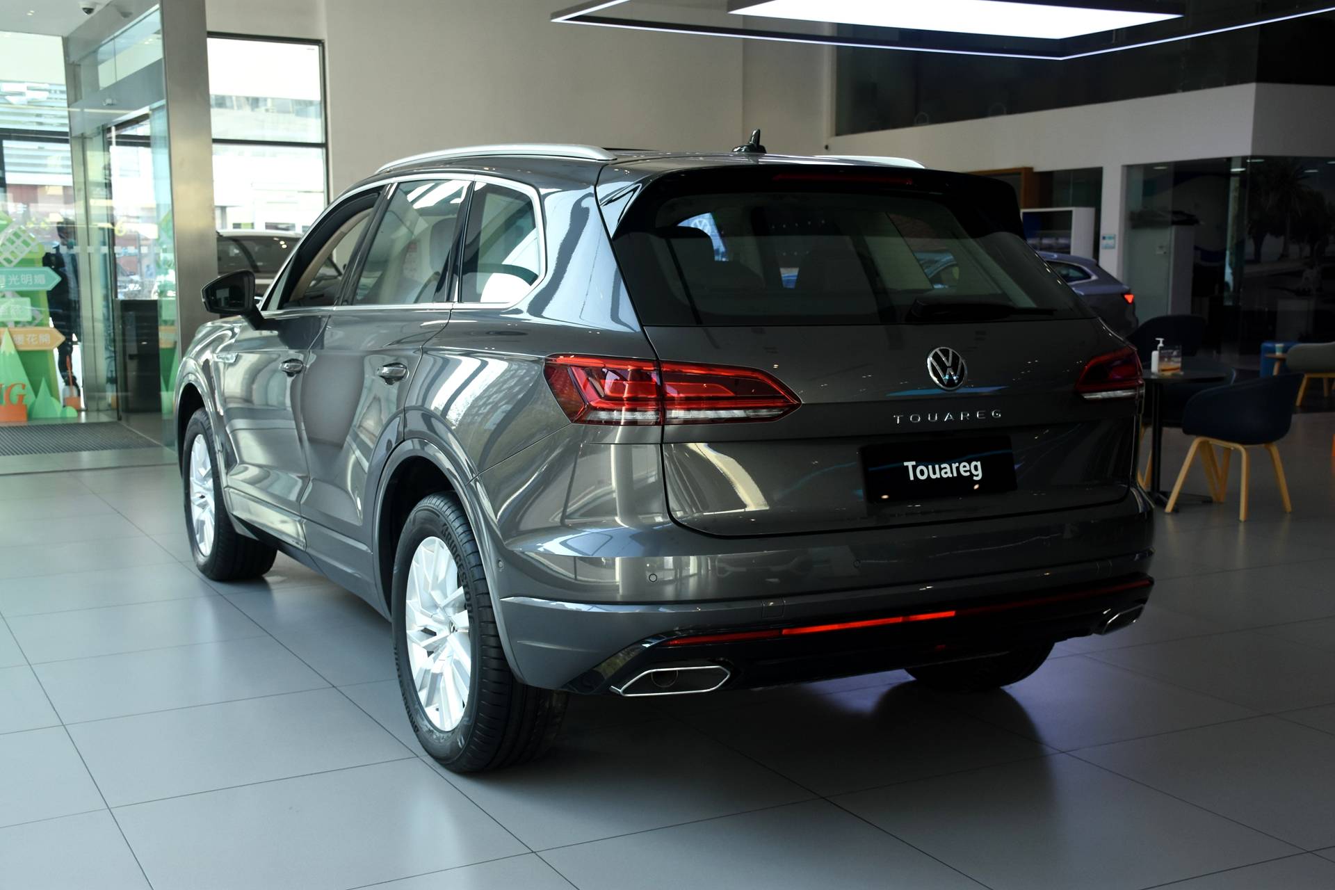 标配空气悬架实拍进口大众途锐气势感十足