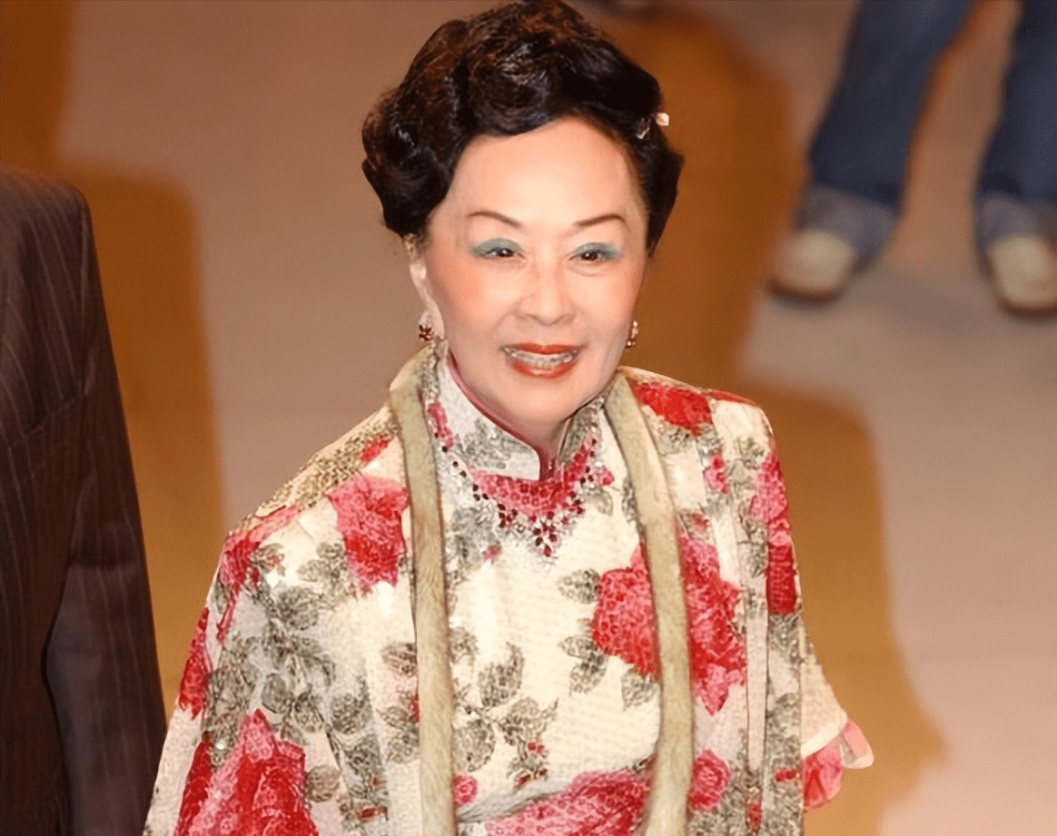 香港名媛陆雁群:走前给子女留下345套公寓,独子却没有出席葬礼_利家