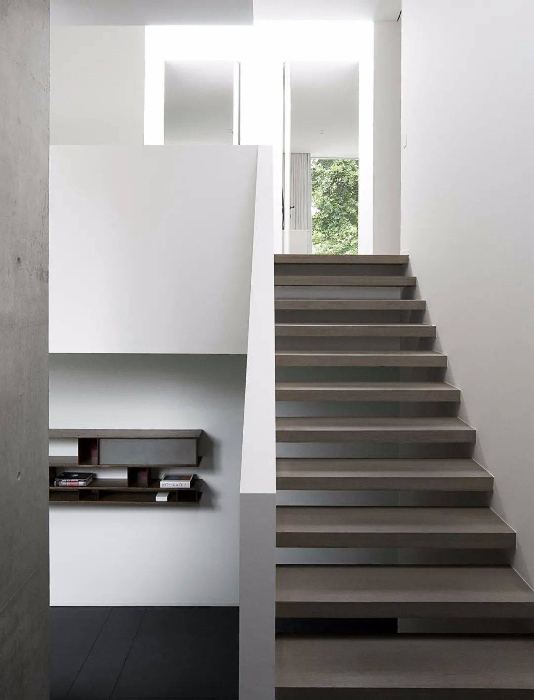 来决定,以保证通行顺畅为原则,一般楼梯段需考虑同时至少通过两股人流