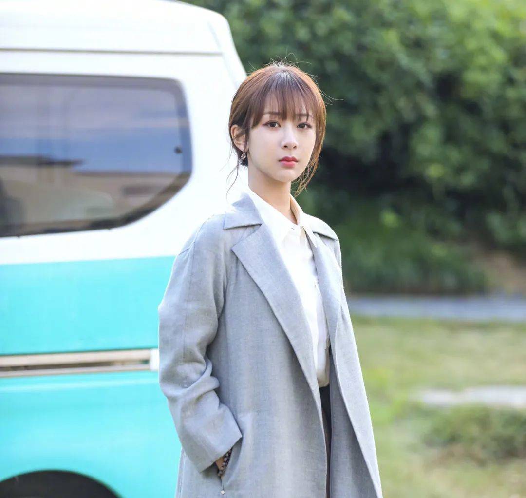 之前有个男艺人追她,不仅送她礼物,还经常请杨紫吃饭.