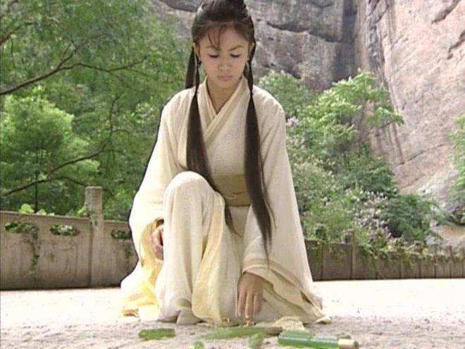 1 秦梦瑶出自:覆雨翻云她是慈航静斋的圣女,行走中原武林,被红日给震