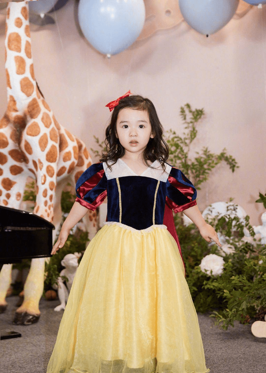 气质十分温柔,宴会上的小酒窝身穿一袭白雪公主式长裙,张开双手众星