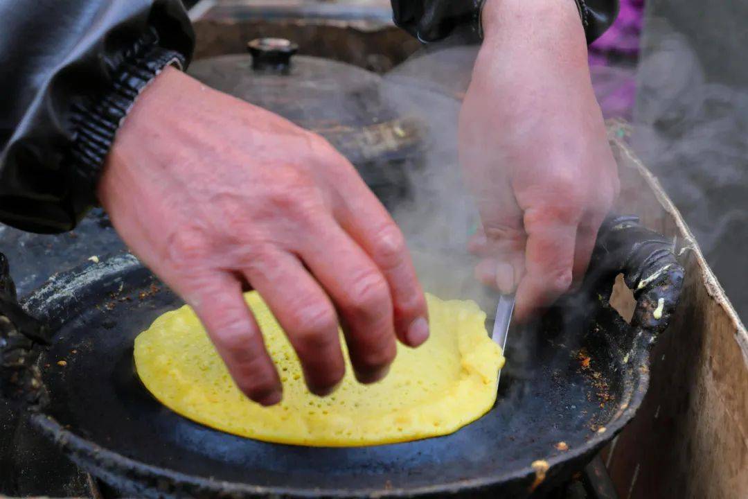 清明食俗:摊黄儿_鏊子_摊主_烤制