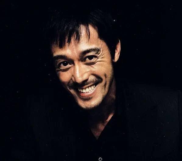 55岁"帅大叔"阿部宽,低调娶圈外白领女友,如今一家很幸福_日本_电影