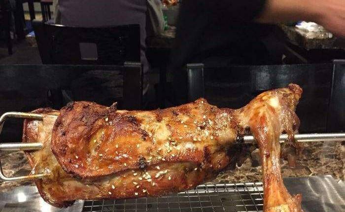 原创新疆小伙吃馕坑烤鸵鸟90公斤鸵鸟烤3小时出炉时不敢相信