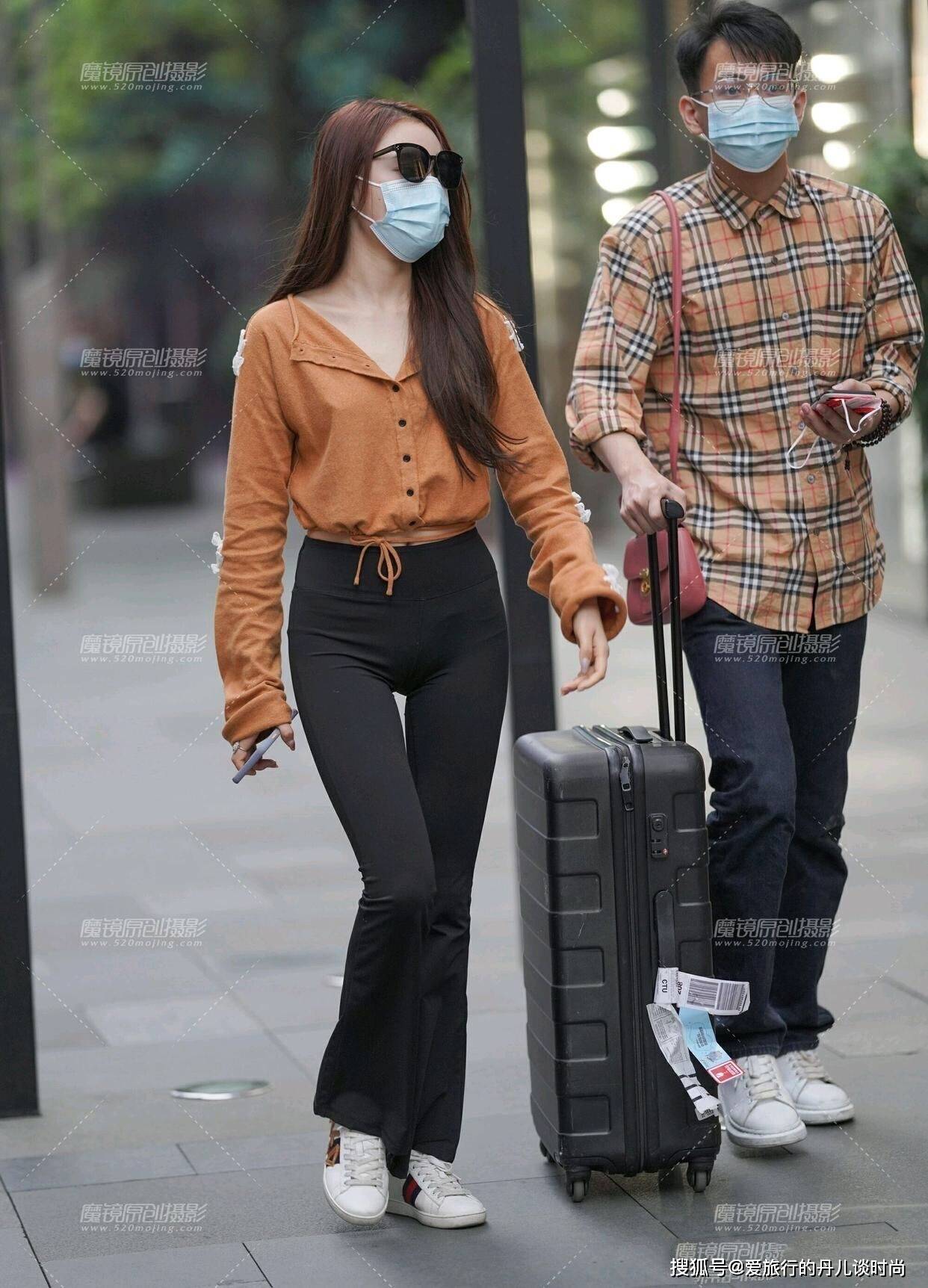 长发小姐姐身穿棕色印花开衫搭配黑色休闲喇叭裤女人味十足