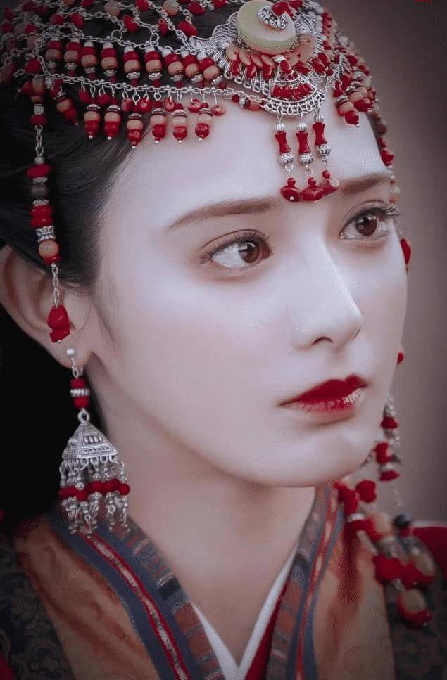 演"异域公主"的5位女星,彭小苒比热巴惊艳,而她已香消玉殒