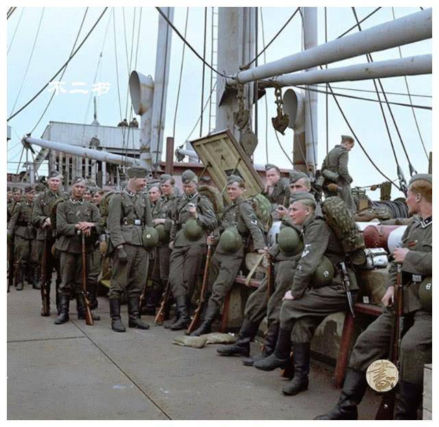 二战彩色老照片德国败亡前杵着拐棍的希特勒党卫军在东线厮杀