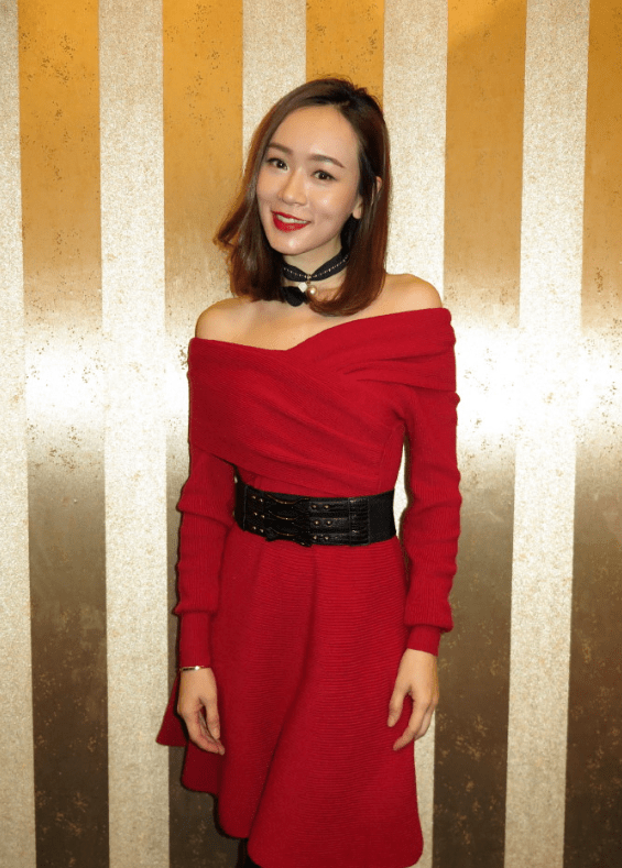 杨思琦才是童颜女神穿红色露肩连衣裙亮相41岁美回24岁