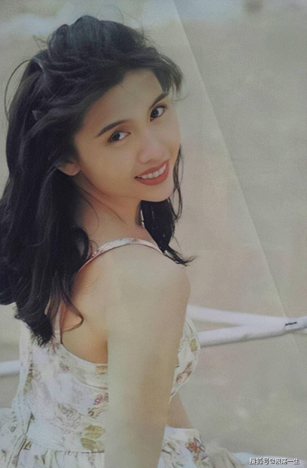 原创被52岁邱淑贞美到了简单穿刺绣上衣配百褶裙亮相美到了骨子里